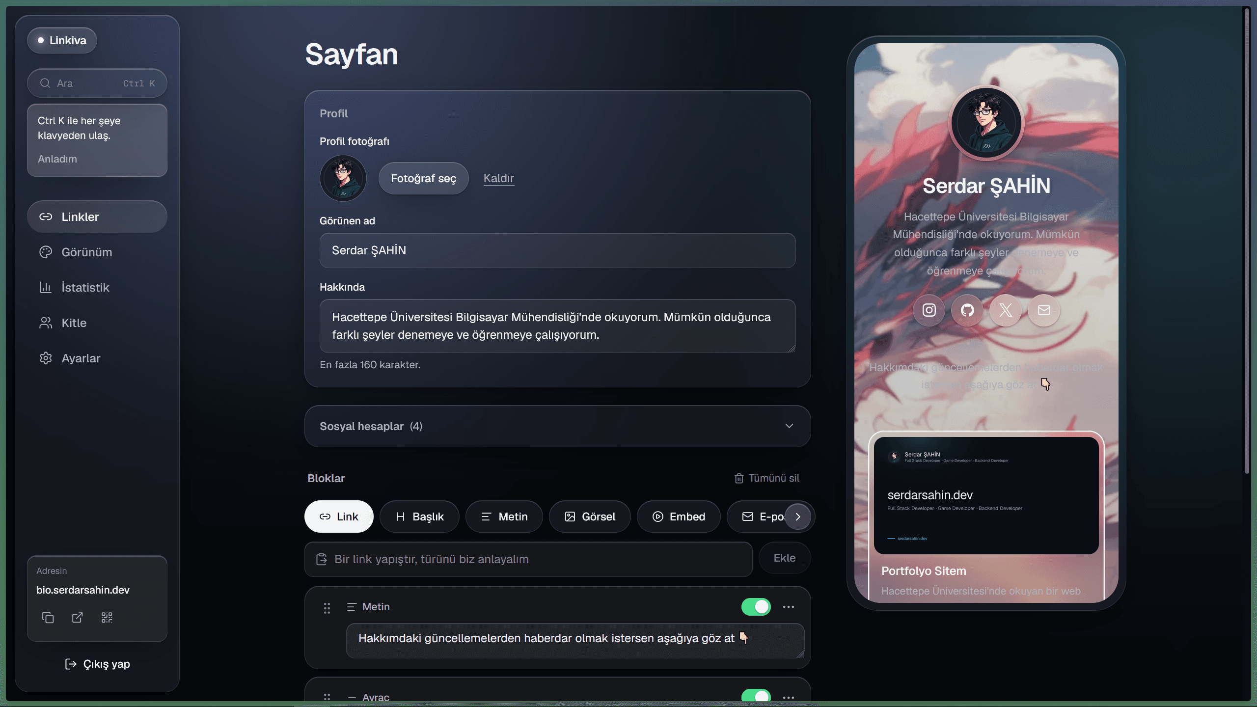 Sayfan — profil, sosyal hesaplar ve blok editörü, yanında canlı önizleme